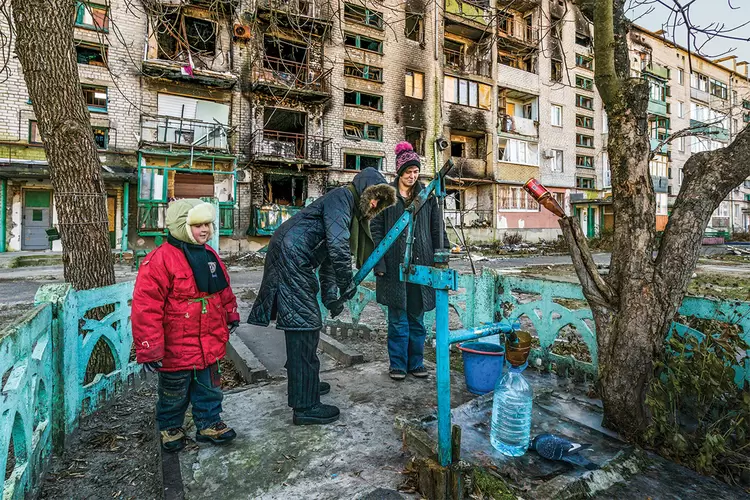 População em Lyman, em Donetsk, no leste da Ucrânia: impasse nas negociações pode prolongar a guerra para além de 2023 (Celestino Arce/NurPhoto/Getty Images)