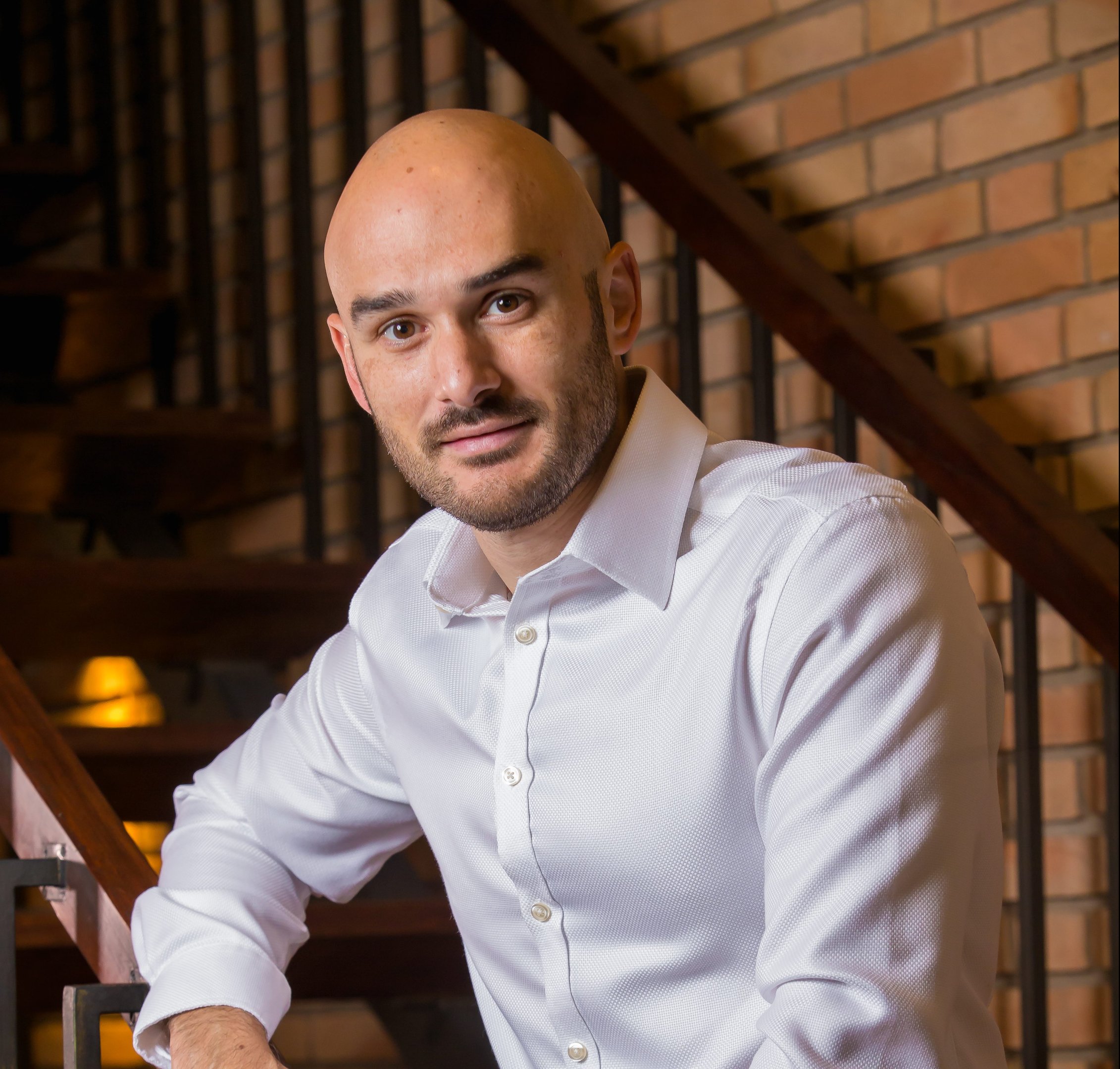 Ele trocou o doutorado no Brasil por aulas de inglês. Hoje, é CEO de um negócio de R$ 150 milhões