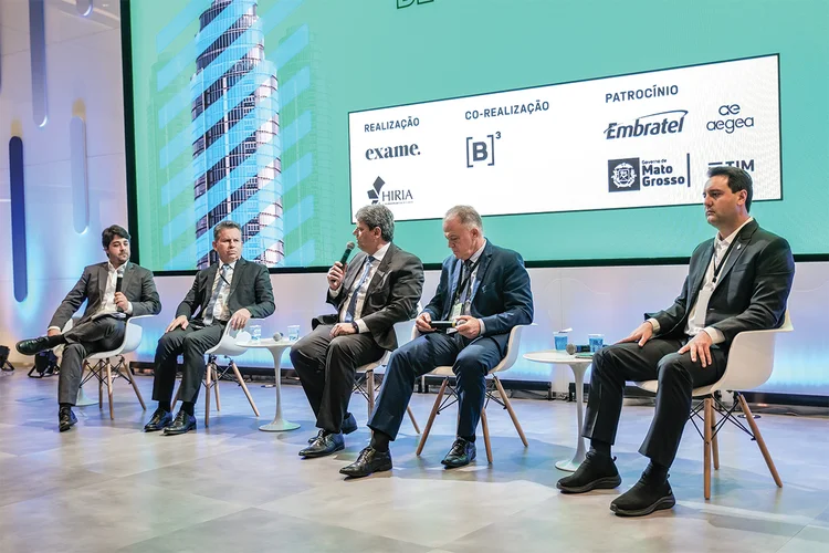 Luciano Pádua, editor da EXAME, com o governador Mauro Mendes, do Mato Grosso, Tarcísio de Freitas, governador eleito de São Paulo, Renato Casagrande, governador do Espírito Santo, e Carlos Massa Ratinho Júnior, do Paraná: debate sobre prioridades de infraestrutura dos estados (Eduardo Frazão e Levi Pinheiro/Exame)