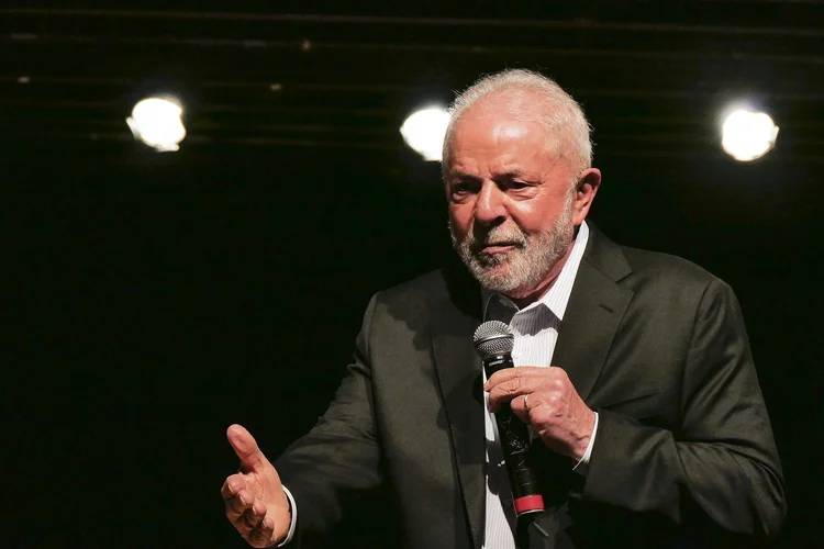 Grupo de senadores e políticos aliados participam de evento com o presidente eleito, Luiz Inácio Lula da Silva, na sede do Governo de Transição, no Centro Cultural Banco do Brasil (CCBB), em Brasília. 

Presidente eleito, Luiz Inácio Lula da Silva (PT), discursa para parlamentares.

Foto: Roque de Sá/Agência Senado (Roque de Sá/Agência Senado/Flickr)