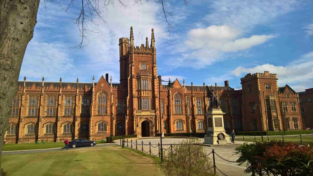 Queen's University Belfast, na Irlanda do Norte: Em função de as anuidades serem mais caras para alunos internacionais, universidade tem bolsas para os estudantes estrangeiros (Nick Birse/Divulgação)
