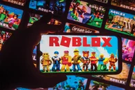Imagem referente à notícia: Roblox vai limitar contato entre crianças e adultos dentro dos jogos
