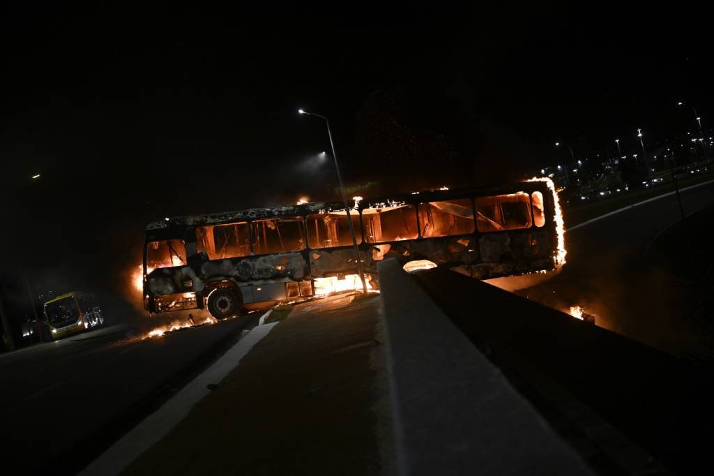 Ônibus incendiado durante as manifestações em Brasília (Mateus Bonomi/Anadolu/Getty Images)