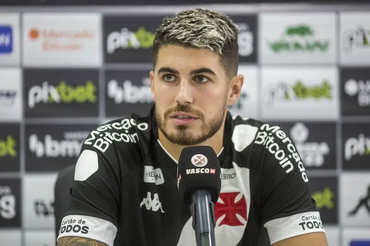 Mercado da Bola: Enquanto um joga pelos lados e também é forte nas assistências, o outro é um centroavante fazedor de gols (Daniel Ramalho/Vasco/Divulgação)