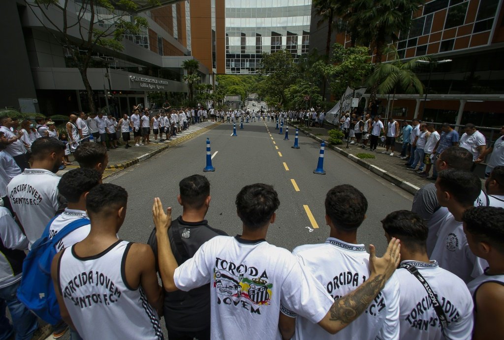 Torcedores do Santos se reúnem em frente a hospital para rezar por Pelé