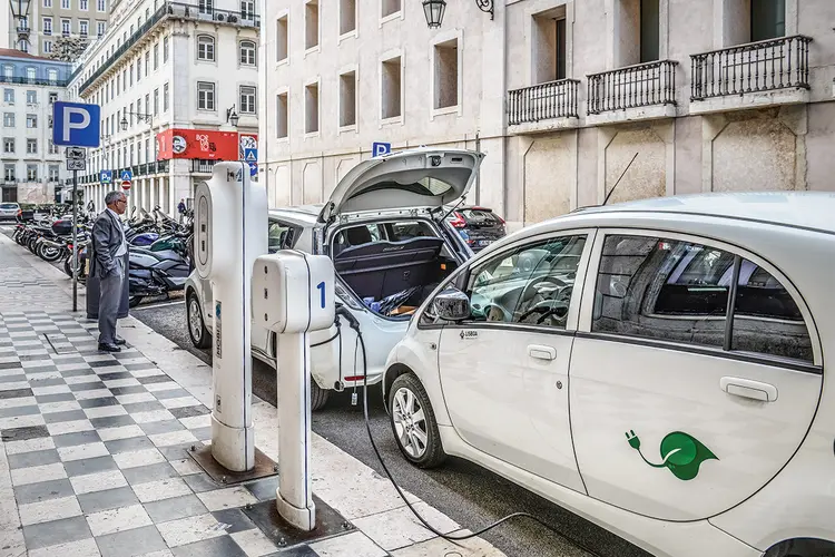 Carros elétricos em Portugal (Universal Images Group/Getty Images)