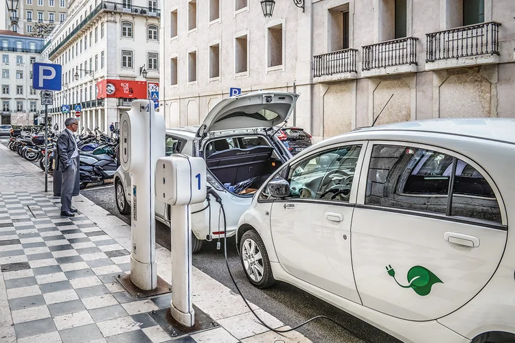 Carros elétricos dependem de baterias feitas com minerais disponíveis na América Latina (Universal Images Group/Getty Images)