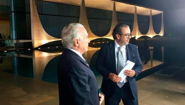 O especialista em comunicação política Elsinho Mouco com o ex-presidente Michel Temer (Divulgação/Divulgação)