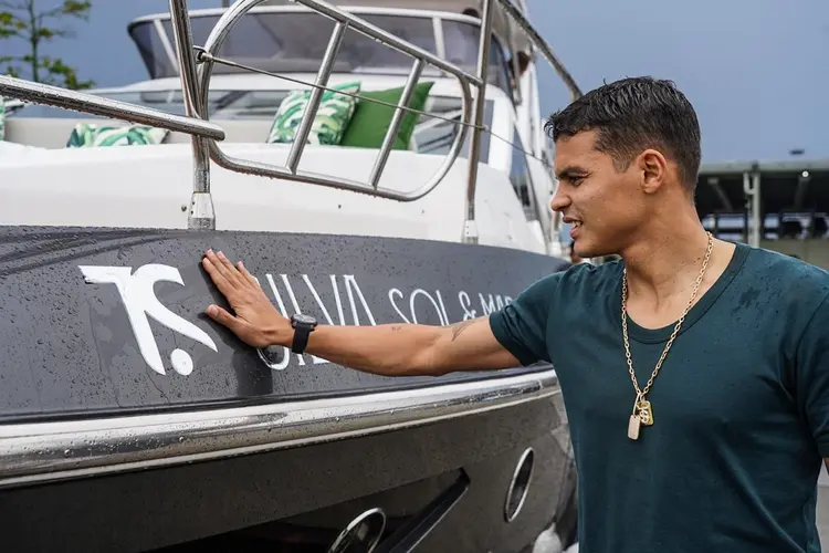 Thiago Silva e o Azimut 56, modelo de grande sucesso da marca italiana Azimut Yachts. (Divulgação/Divulgação)