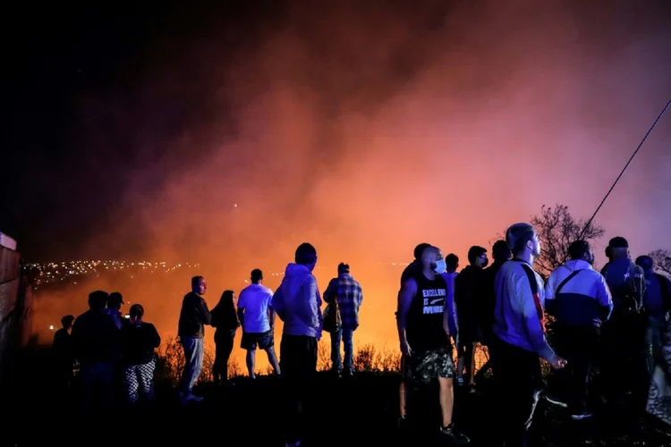 Chile: Quase 150 brigadistas e 400 bombeiros trabalham no combate às chamas (AFP/AFP)