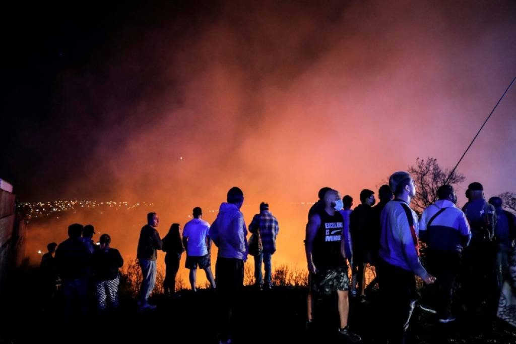 Incêndio em região turística do Chile deixa 2 mortos e atinge 400 casas
