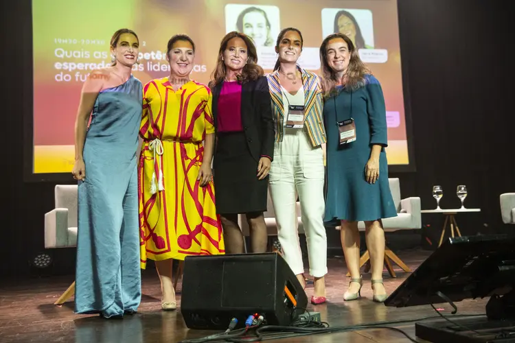Carolina Cavenaghi, Daniela Marques, Juliane Yung, Flávia Palacios e Patricia Feliciano: líderes participaram de painel no Women in Finance (Fin4She/Divulgação)
