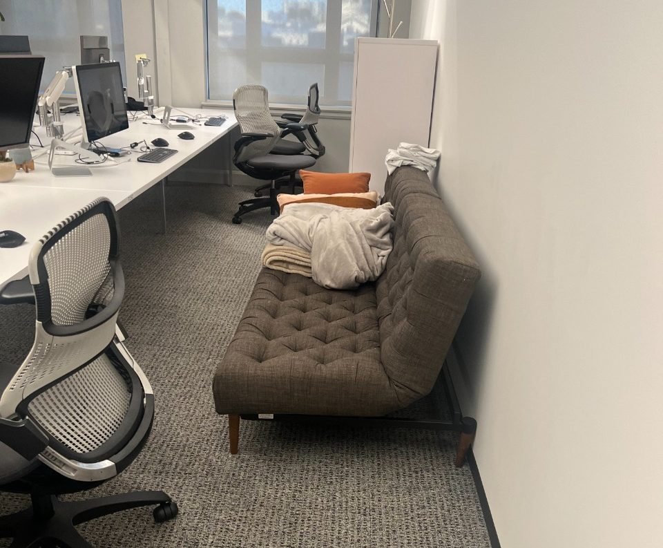 Trabalha e dorme: rotina hadcore para funcionários de Elon Musk requer que alguns deles durma próximos da mesa de trabalho (Foto/Reprodução)