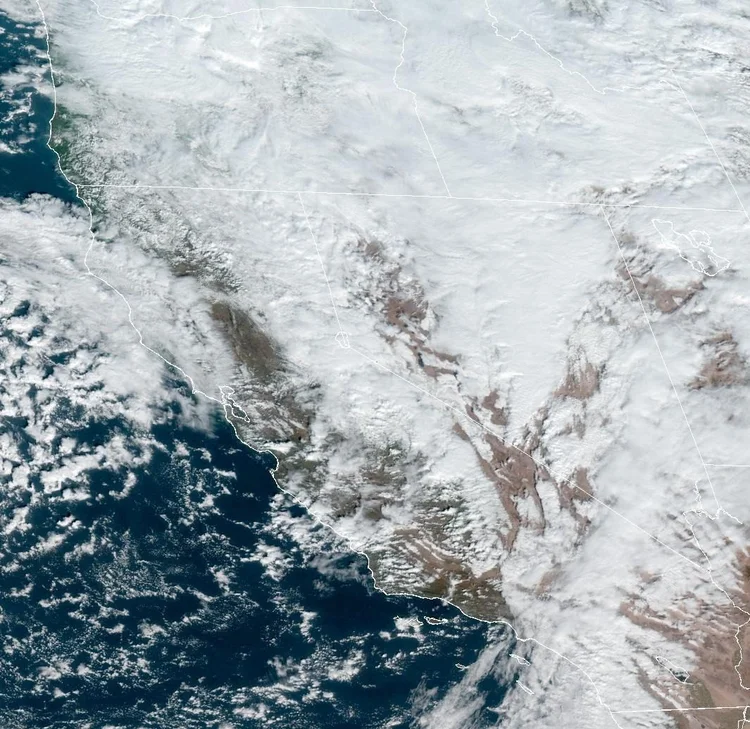 Imagem de satélite do Serviço Nacional de Meteorologia dos Estados Unidos mostra tempestade de inverno sobre a Califórnia e outras partes do oeste norte-americano (Serviço Nacional de Meteorologia dos Estados Unidos/Divulgação)