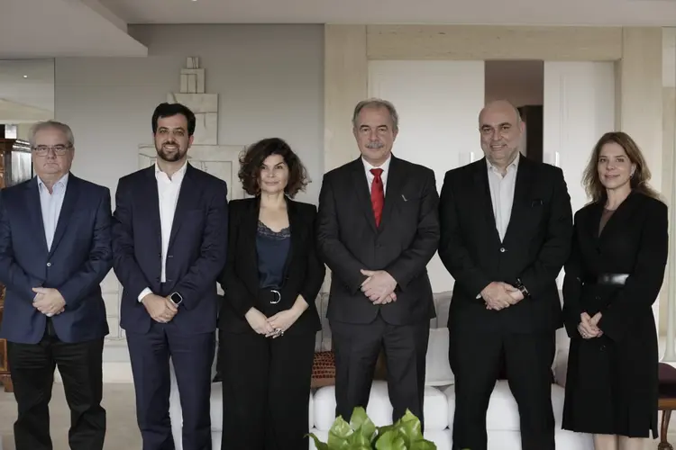 Mercadante com os novos diretores do BNDES anunciados Alexandre Ribeiro, José Luis Gordon, Natalia Dias, Luciana Costa e Luiz Navarro (Bruno Poletti/Esfera Brasil/Divulgação)