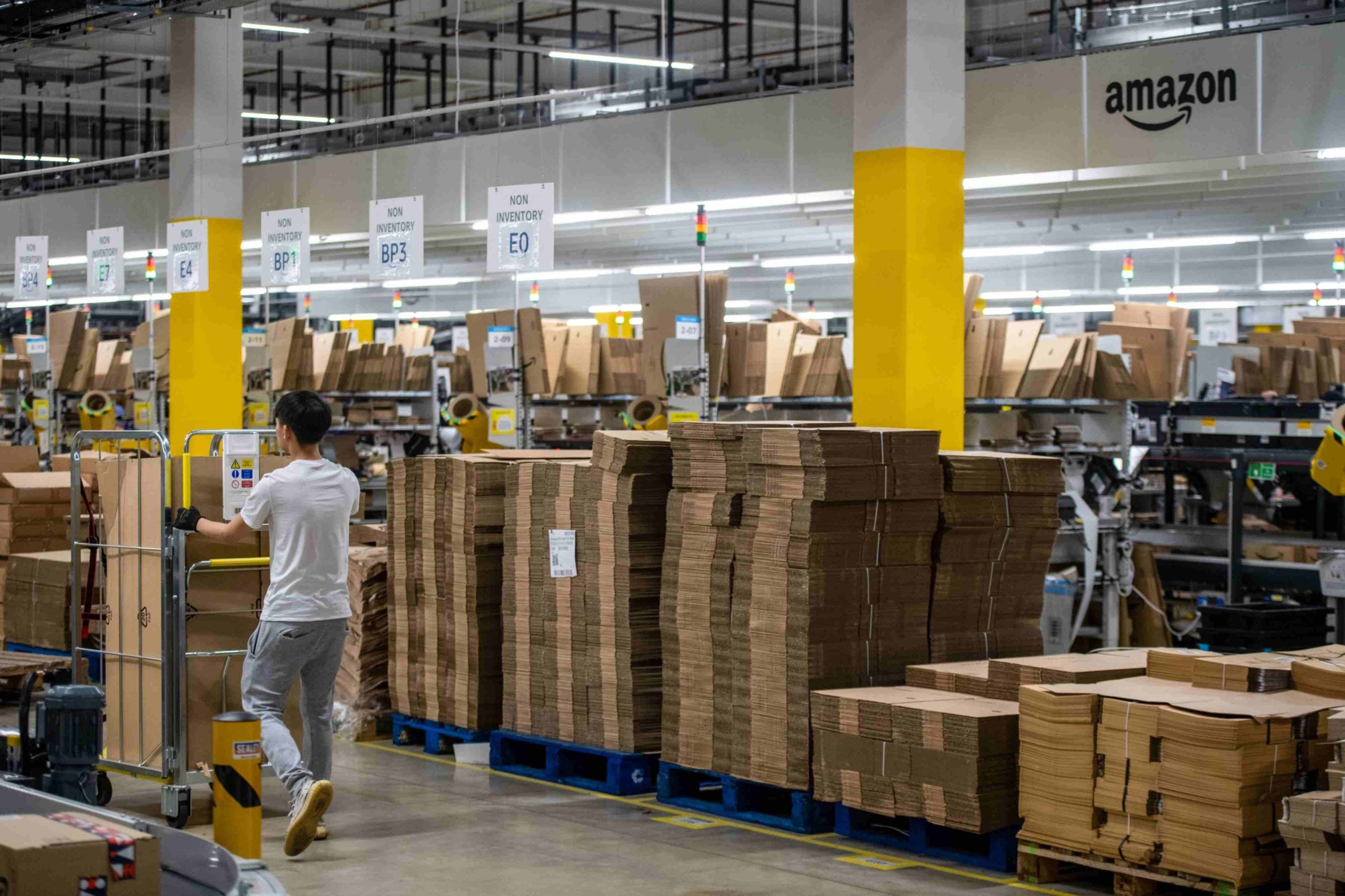 A estratégia da Amazon para contornar a falta de gente disposta a trabalhar nos galpões da empresa