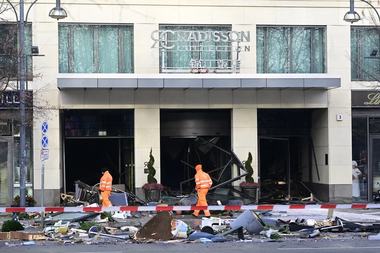 Aquário gigante: O serviço de bombeiros de Berlim disse que duas pessoas ficaram levemente feridas (John MACDOUGALL / AFP/Getty Images)