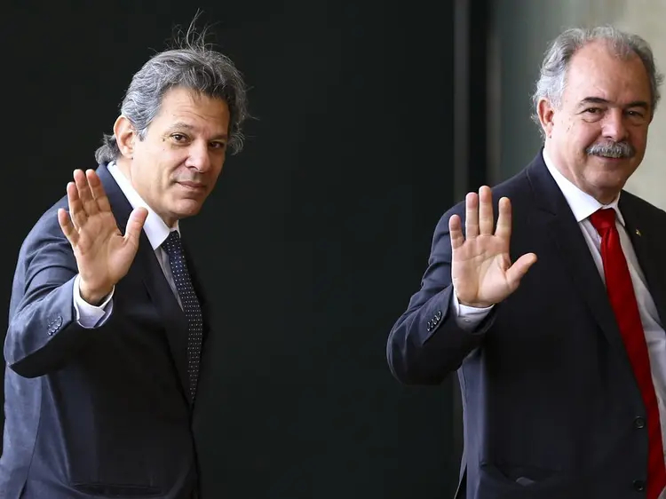 Fernando Haddad e Aloizio Mercadante chegam ao gabinete do governo de transição no Centro Cultural Banco do Brasil. (Marcelo Camargo/Agência Brasil)