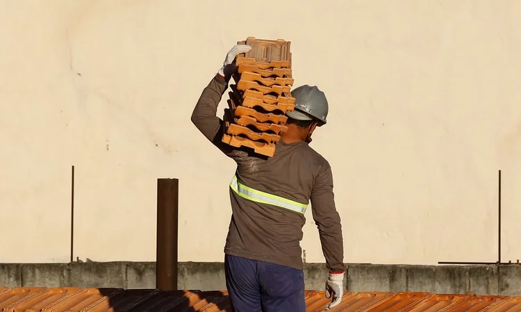 Rio de Janeiro - Trabalhadores da construção civil, operários reformam telhado de imóvel em obras no Centro do Rio. (Fernando Frazão/Agência Brasil) (Fernando Frazão/Agência Brasil)