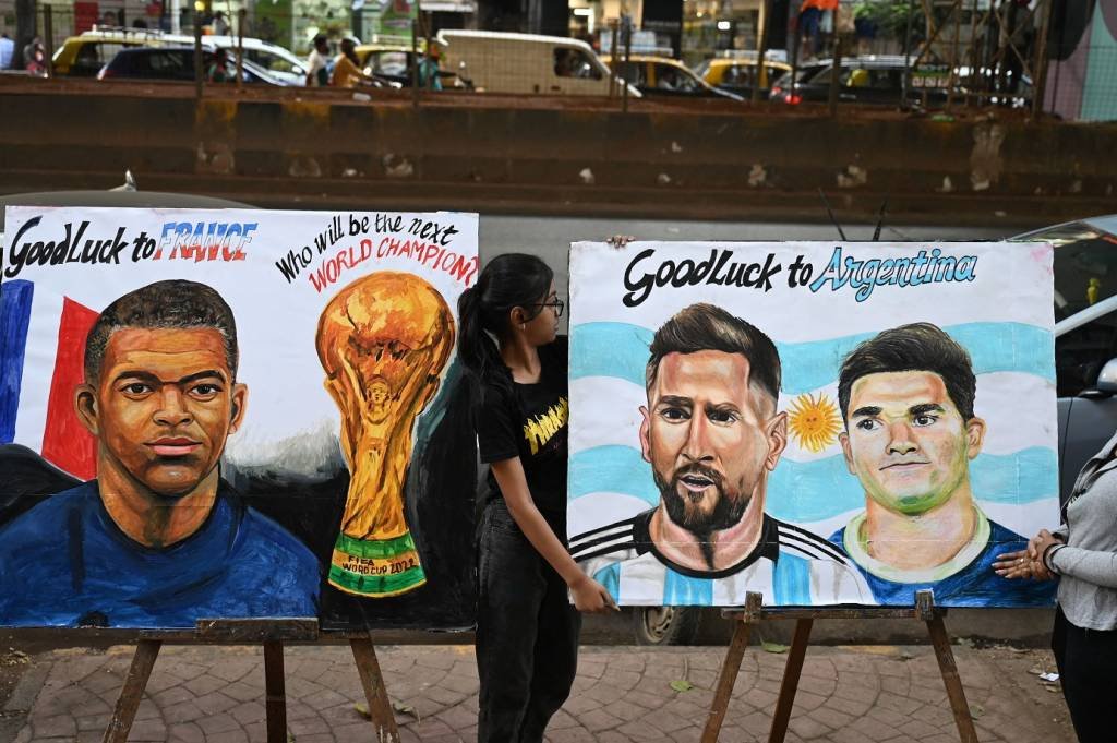 Ilustrações de Mbappé e Messi antes da final da Copa do Mundo: em campo, seleções buscam o tricampeonato (PUNIT PARANJPE/AFP/Getty Images)