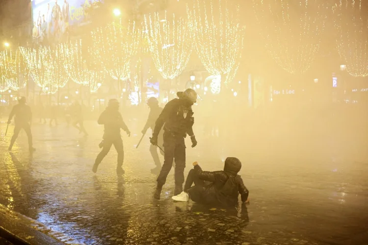 Confrontos entre torcedores e policiais na avenida Champs-Elysees, Paris, após a final da Copa do Mundo

 (AFP/AFP)