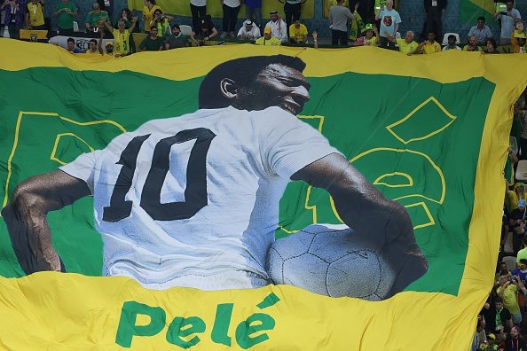 Bandeira de Pelé no jogo contra Camarões, no Catar: homenagem (Giuseppe Cacace/AFP/Getty Images)