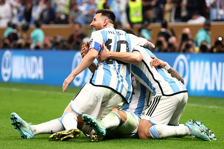 Argentina comemora gol na final da Copa do Catar: tricampeonato mundial (Chris Brunskill/Fantasista/Getty Images)