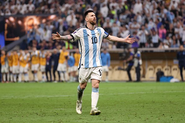 Lionel Messi marca pênalti na decisão da Copa do Catar (Clive Brunskill/Getty Images)
