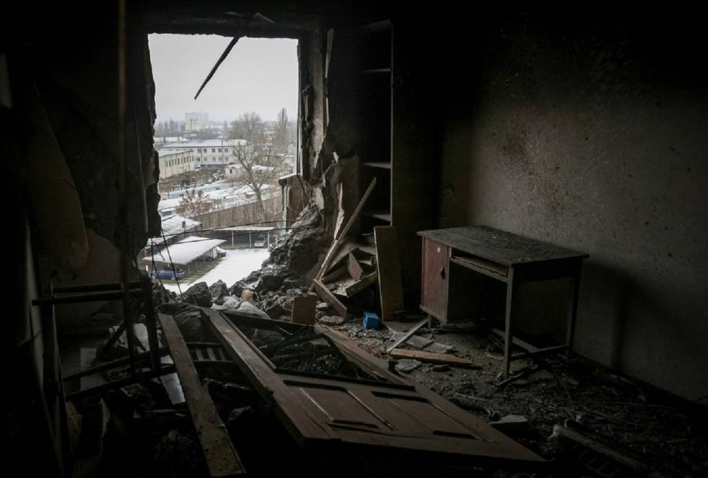 Prédio bombardeado em Kherson, na Ucrânia, em 7 de dezembro de 2022 (AFP/AFP)