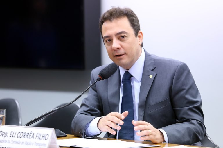 Comissão aprova projeto que prevê limite para o uso de dinheiro vivo