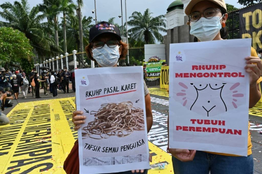 Parlamento da Indonésia aprova lei que pune adultério com um ano de prisão