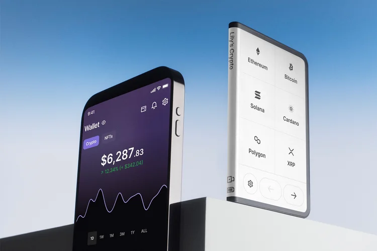 Ledger Stax, à direita, conectada a um smartphone, à esquerda (Ledger/Divulgação)