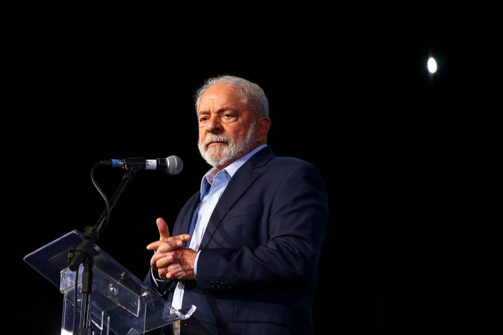 AGU entrará na Justiça contra cláusulas da privatização da Eletrobras, diz Lula
