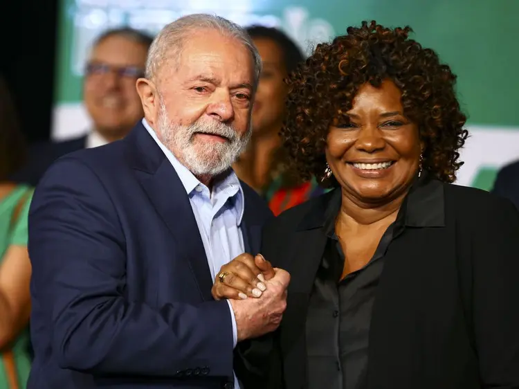 O presidente Luiz Inácio Lula da Silva e a futura ministra da Cultura, Margareth Menezes, durante anúncio de novos ministros que comporão o governo. (Marcelo Camargo/Agência Brasil)