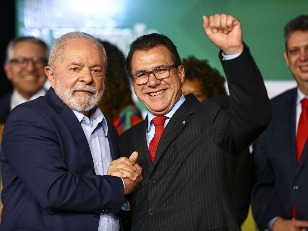 O presidente eleito, Luiz Inácio Lula da Silva, e o futuro ministro do Trabalho, Luiz Marinho, durante anúncio de novos ministros que comporão o governo. (Marcelo Camargo/Agência Brasil)
