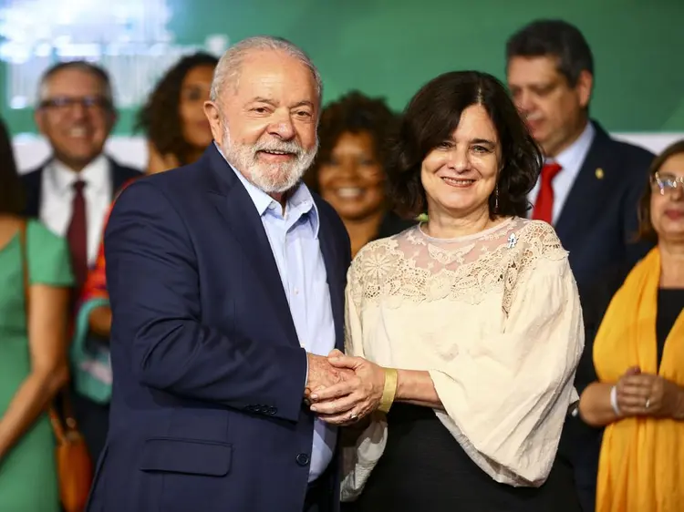 O presidente eleito, Luiz Inácio Lula da Silva, e a futura ministra da Saúde, Nisia Trindade, durante anúncio de novos ministros que comporão o governo. (Marcelo Camargo/Agência Brasil)