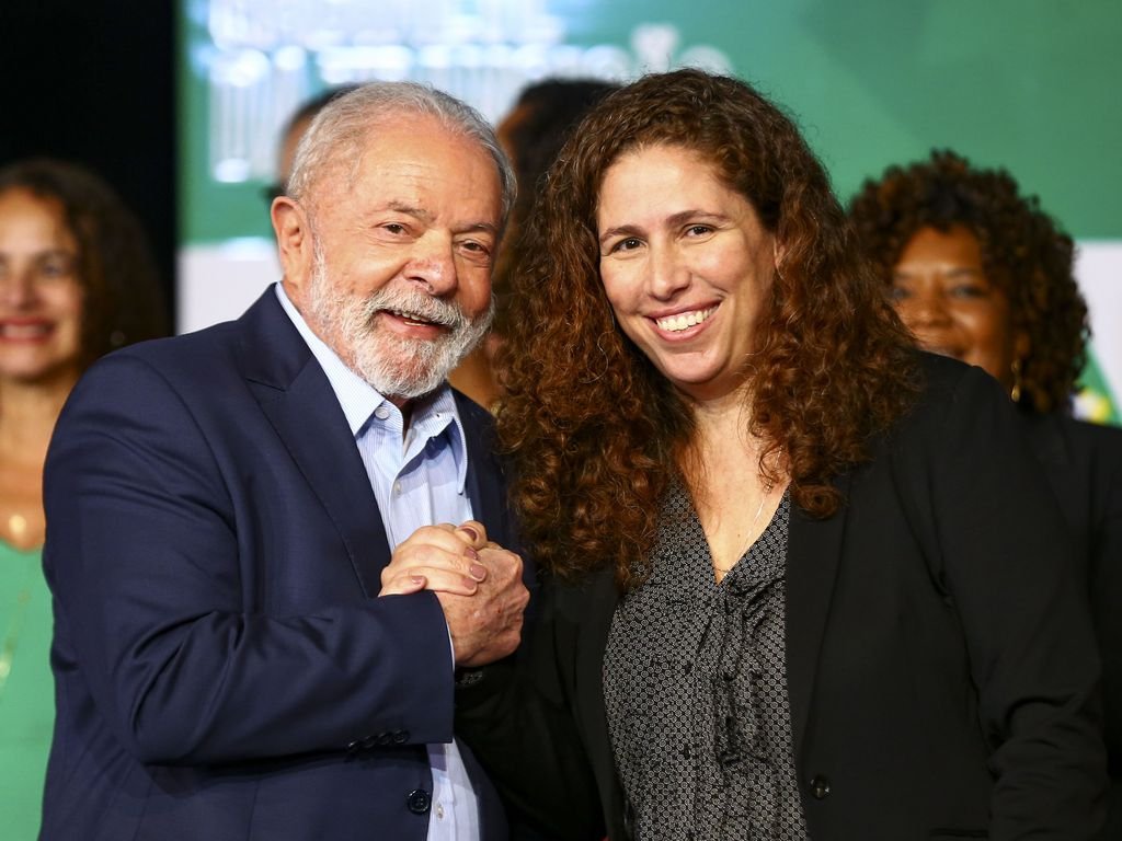 Lula com a ministra Esther Dweck: caso aprovado, o reajuste será recebido a partir do dia 1°de junho (Marcelo Camargo/Agência Brasil)