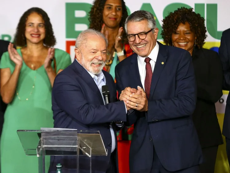 O presidente eleito, Luiz Inácio Lula da Silva, e o futuro ministro da Secretaria das Relações Institucionais, Alexandre Padilha, durante anúncio de novos ministros que comporão o governo. (Marcelo Camargo/Agência Brasil)