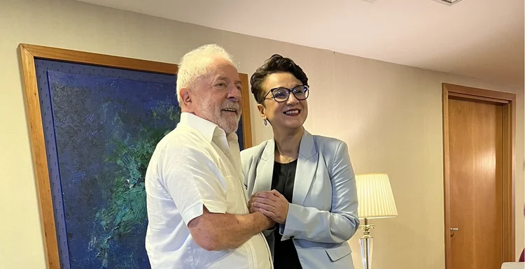 O presidente eleito Lula com a escolhida para chefiar o Banco do Brasil, Tarciana Paula Gomes Medeiros (Twitter/Reprodução)