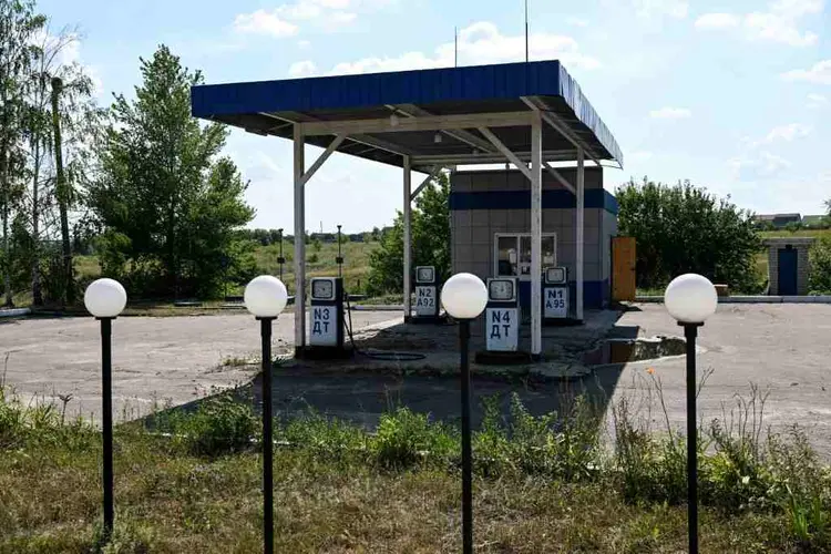 Um posto de gasolina em Ostrogozhsk, na região russa de Voronezh, em 24 de julho de 2022: preço máximo de US$ 60 ao barril de petróleo procedente da Rússia, segundo maior exportador mundial do combustível (AFP/AFP Photo)