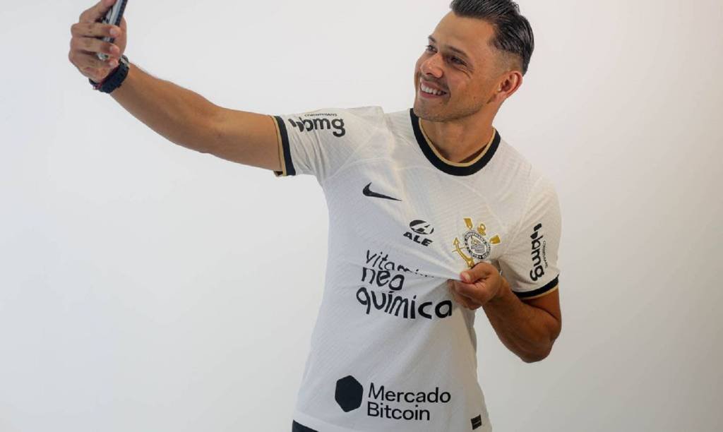 Corinthians, Cruzeiro, Santos e Fluminense começam a se reforçar para a temporada 2023