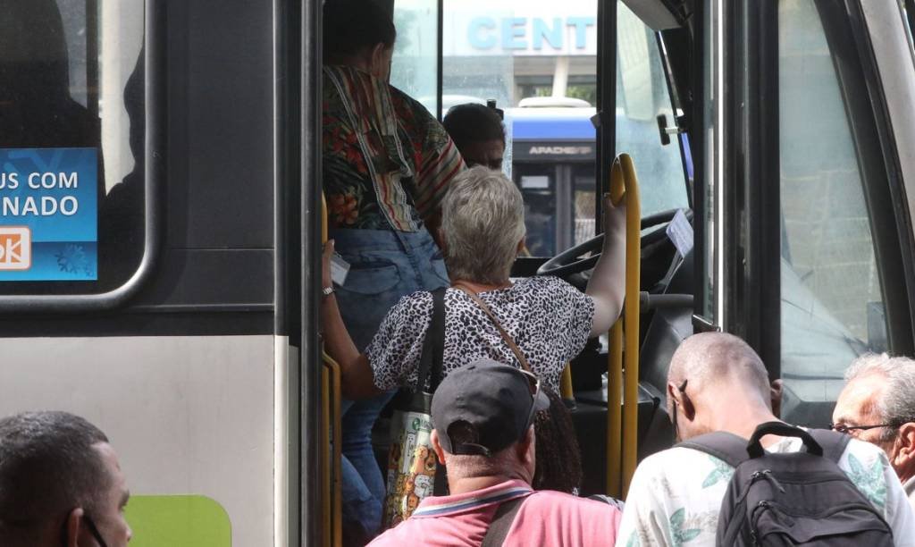 Ônibus no RJ: Prefeitura promete 100% da frota com ar-condicionado desde 2012 (Tãnia Rêgo/Agência Brasil)
