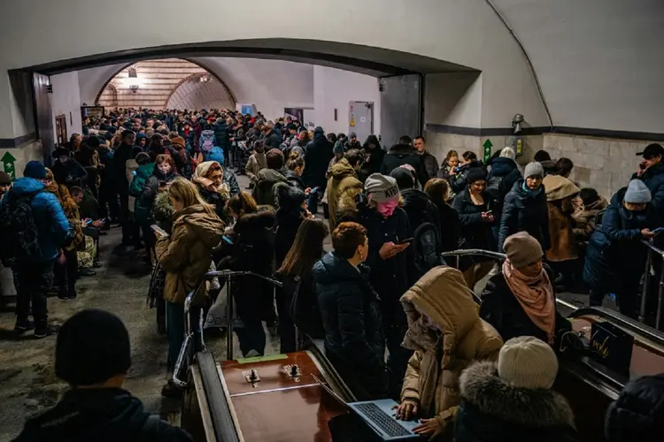 Civis buscam abrigo em estação de metrô de Kiev: ataque deu um senso de urgência aos apelos por mais apoio militar (AFP/AFP)