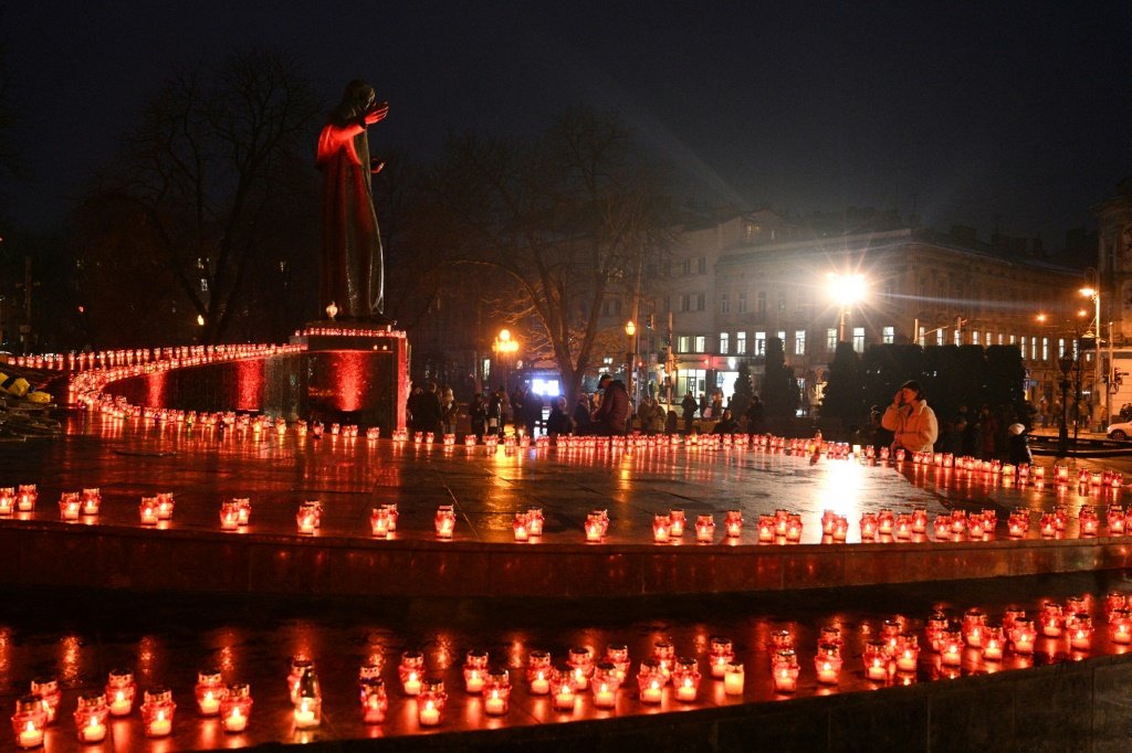 Nesta foto de arquivo de 26 de novembro de 2022, moradores acendem velas em memória das vítimas do Holodomor, em Lviv, Ucrânia (AFP/AFP Photo)
