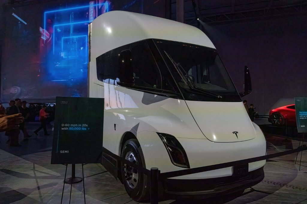 Com Musk ao volante, Tesla entrega seu primeiro caminhão elétrico