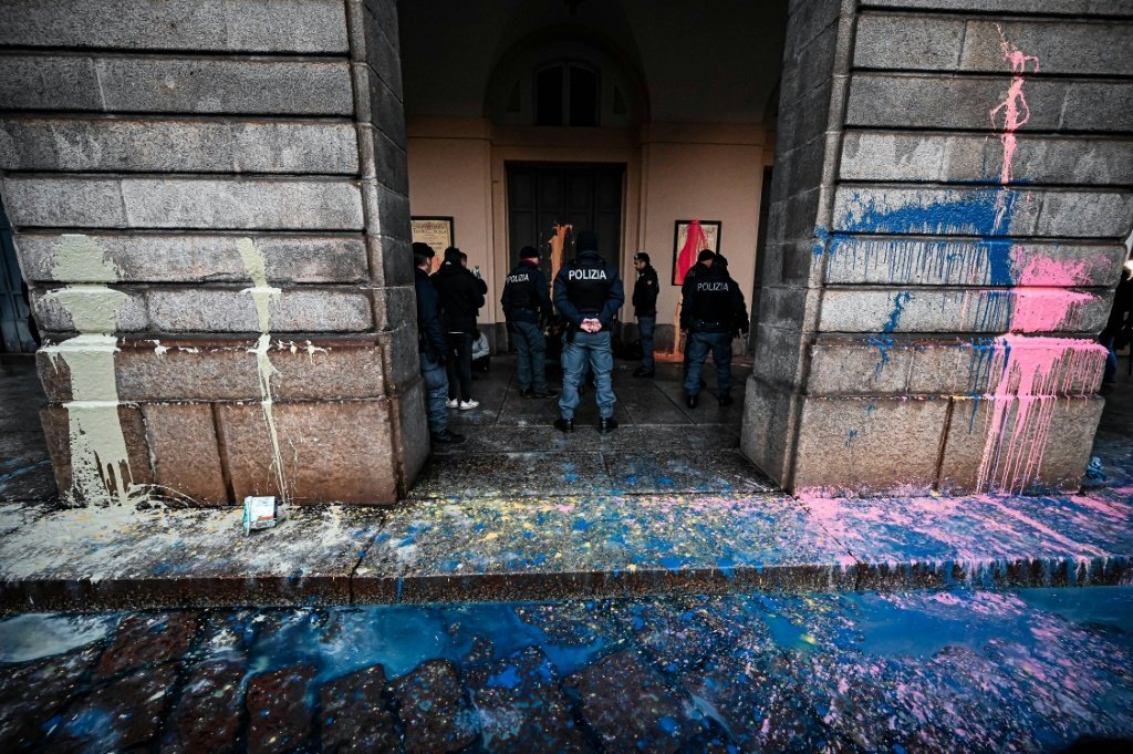 Ativistas ambientais jogam tinta na entrada do La Scala em Milão