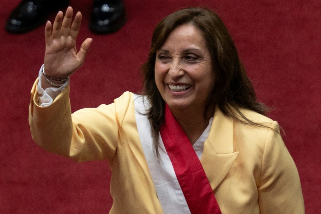 Dina Boluarte, nova presidente do Peru, não descarta eleições antecipadas