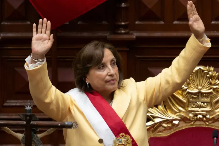 Dina Boluarte toma posse como presidente do Peru após a destituição de Pedro Castillo, em 7 de dezembro de 2022 em Lima. (AFP/Reprodução)