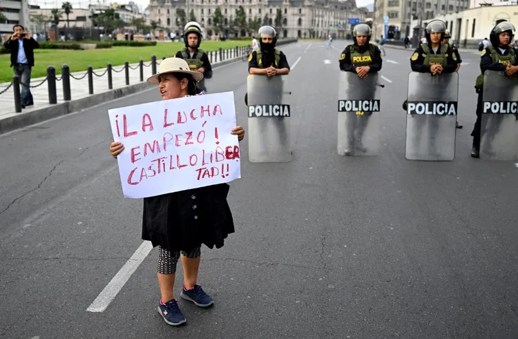 Mulher exibe cartaz a favor do presidente deposto do Peru, Pedro Castillo, durante protesto em Lima, em 8 de dezembro de 2022 (AFP/AFP Photo)