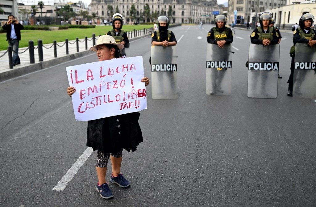 Cerca de mil manifestantes exigem em Lima a libertação de Castillo e o fechamento do Congreso